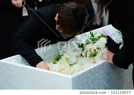 A daughter who is reluctant to say goodbye A daughter who is reluctant to say goodbye 101210037