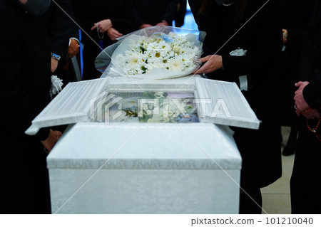 一家人在棺材上捧著花束 一家人在棺材上捧著花束 101210040