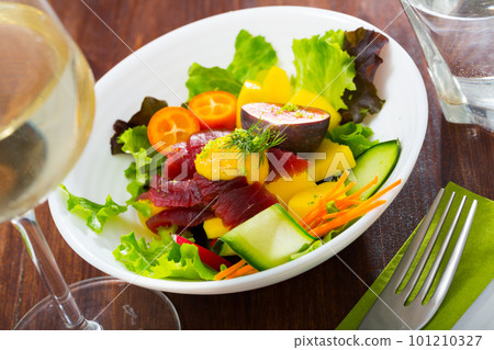 Salad with tuna, mango and greens 101210327
