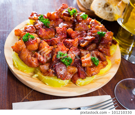 Spanish roasted pig snouts 101210330