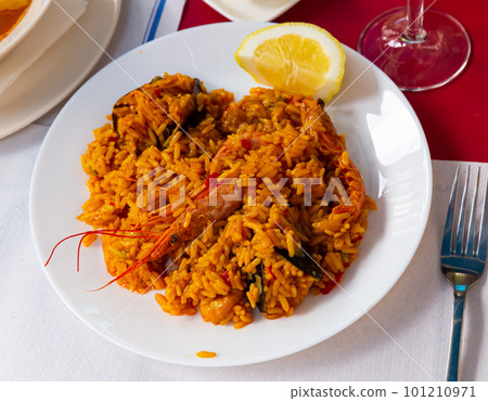 Typical spaish dish seafood paella with mussels, shrimps and rice 101210971