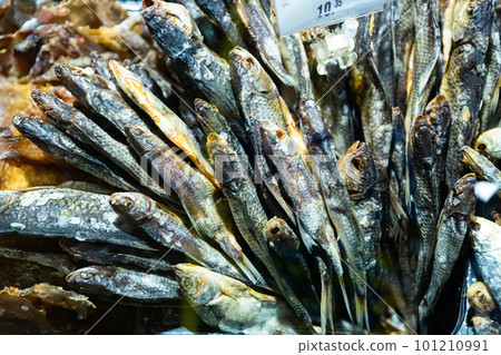 Cured herring and other fish in supermarket 101210991