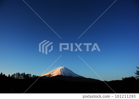 A solitary peak of Mt.Fuji that shines white in the blue sky 101211293