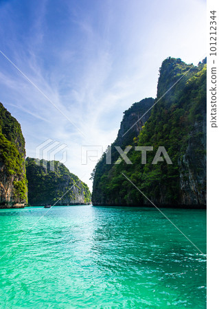 Maya bay Phi Phi Leh island, Krabi Thailand Maya bay Phi Phi Leh island, Krabi Thailand 101212344
