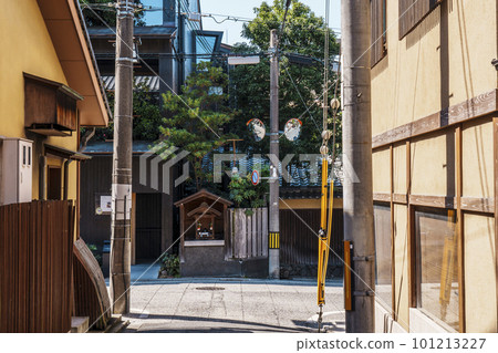Nene-no-michi Passing through the alleys to Shimogawara-dori, there was a Jizo-san Nene-no-michi Passing through the alleys to Shimogawara-dori, there was a Jizo-san 101213227