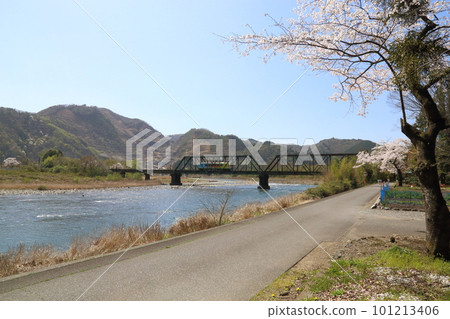 Tarumi Railway ・ First Neogawa Bridge near Tanigumiguchi Station [Motosu City, Gifu Prefecture] 101213406