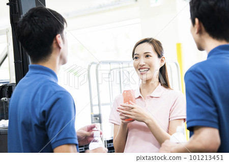 Workers working in the warehouse Break Conversation Hydration Workers working in the warehouse Break Conversation Hydration 101213451