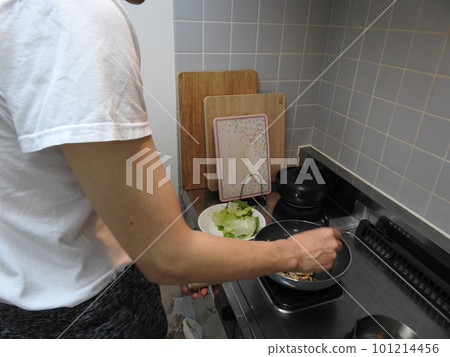 A man who cooks A man who is cooking Self-cooking A man who cooks A man who is cooking Self-cooking 101214456