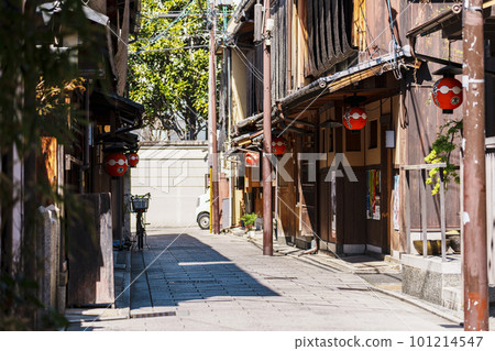 The streets of Gion, Kyoto Miyako Odori Lantern Spring The streets of Gion, Kyoto Miyako Odori Lantern Spring 101214547