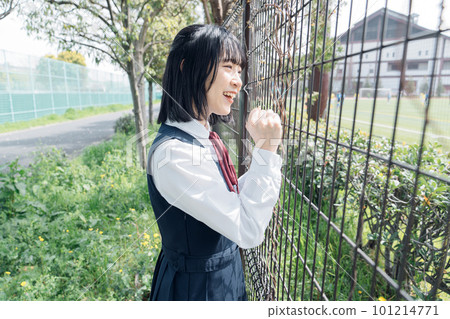 在籬笆前歡呼的女高中生 101214771