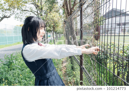 在籬笆前歡呼的女高中生 101214773