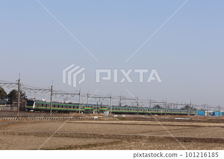 Outbound train on the JR Utsunomiya Line running through Kuki City, Saitama Prefecture 101216185