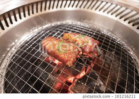 Juicy high-grade yakiniku Kuroge Wagyu beef [Omi beef] Kami-kalbi 101216211