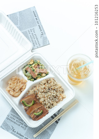 沖繩美食外賣容器中的便當盒,垂直位置 沖繩美食外賣容器中的便當盒,垂直位置 101216253