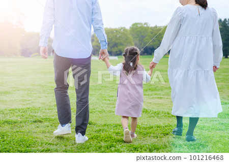 公園裡牽手散步的親子背影 公園裡牽手散步的親子背影 101216468