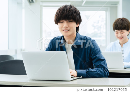 接受講座的青年男女 101217055