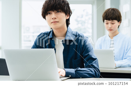 接受講座的青年男女 101217154