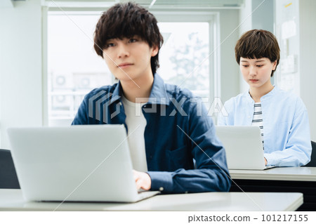 接受講座的青年男女 101217155