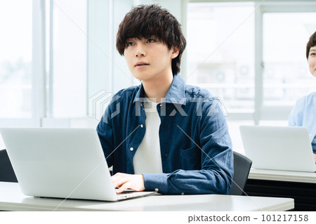 接受講座的青年男女 101217158