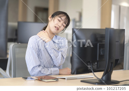肩膀僵硬的女人 肩膀僵硬的女人 101217205