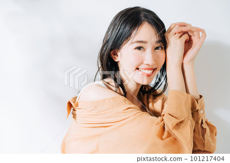 年輕女性的美麗形象 101217404