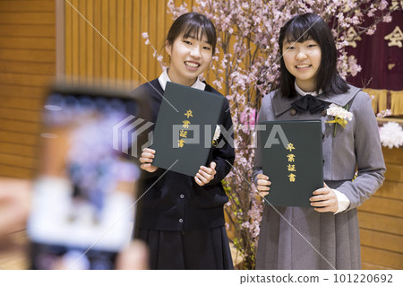 六年級小學生手拿畢業證畢業照 101220692