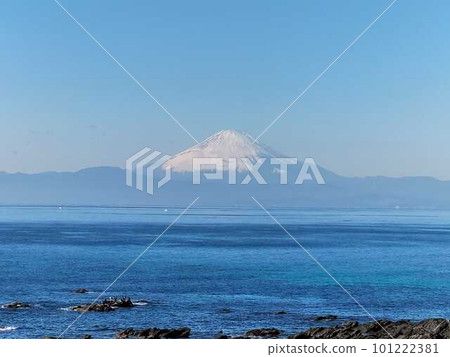 冬天早晨從海岸看富士山的景色 101222381