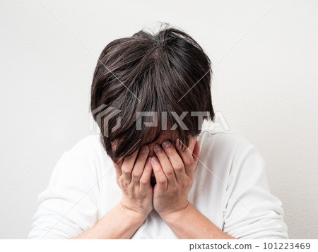 男人用雙手遮住臉 男人用雙手遮住臉 101223469