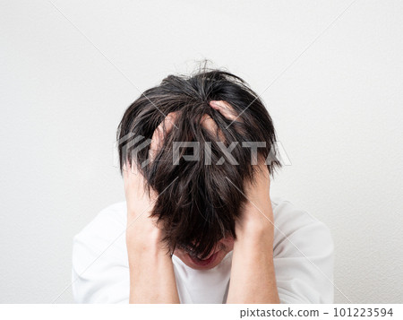 Man holding his head 101223594