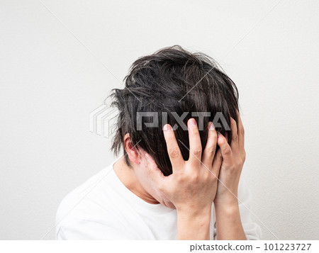 雙手抱頭的男人 雙手抱頭的男人 101223727