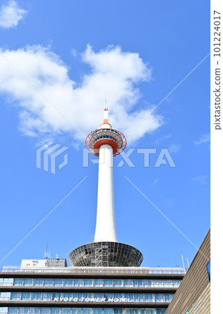 京都塔和抬頭仰望的天空 京都塔和抬頭仰望的天空 101224017