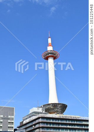從京都站附近看到的京都塔 101225448