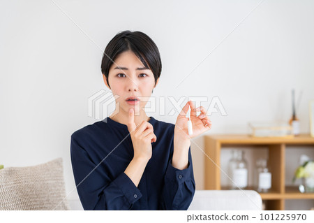 看衛生棉條的擔心的少婦 101225970