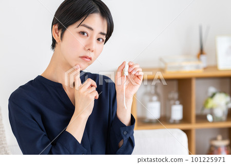 看衛生棉條的擔心的少婦 101225971