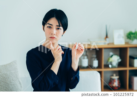 看衛生棉條的擔心的少婦 101225972