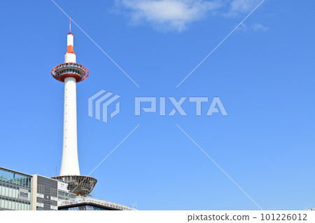 從京都站附近看到的京都塔 101226012