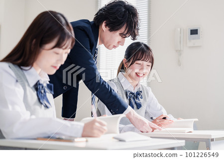 高中生在課堂上向老師提問 高中生在課堂上向老師提問 101226549