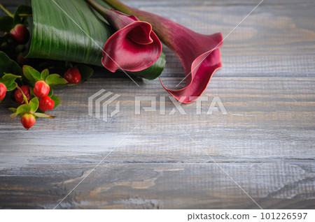 Mockup wooden background with purple calla lilly 101226597