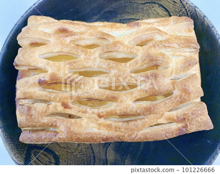 Apple pie on a black plate photo material 101226666