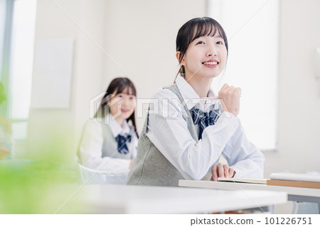 A high school girl who takes classes with a smile in the classroom 101226751