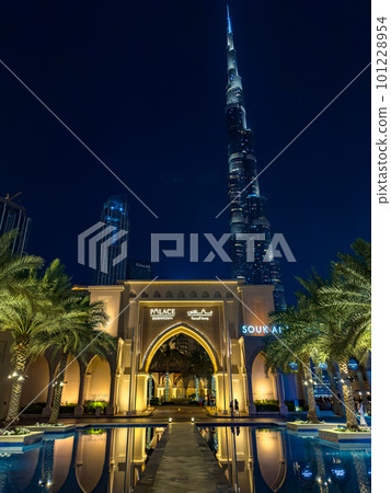 Dubai Downtown. square place with palm trees and pond with burj khalifa in backgrouund, in UAE Dubai Downtown. square place with palm trees and pond with burj khalifa in backgrouund, in UAE 101228954
