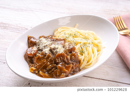 Curry spaghetti 101229628