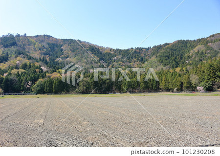 Fields waiting to be planted and mountain scenery in spring Fields waiting to be planted and mountain scenery in spring 101230208