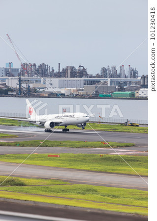 Scenery of an airplane landing at Haneda Airport Scenery of an airplane landing at Haneda Airport 101230418