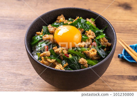 Stamina rice bowl with minced pork and Chinese chives Stamina rice bowl with minced pork and Chinese chives 101230800