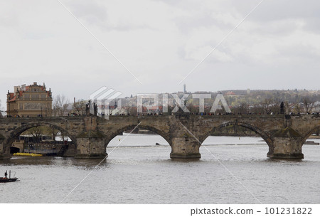 布拉格伏爾塔瓦河上的一座橋查理大橋白天擠滿了很多遊客 101231822