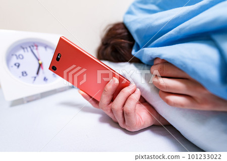 A woman with May disease who is depressed about going to work [ image of a woman with low blood pressure ] 101233022