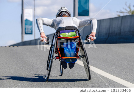 para athlete in wheelchair racing road 101233406