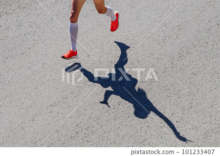 legs female runner in compression socks run race 101233407