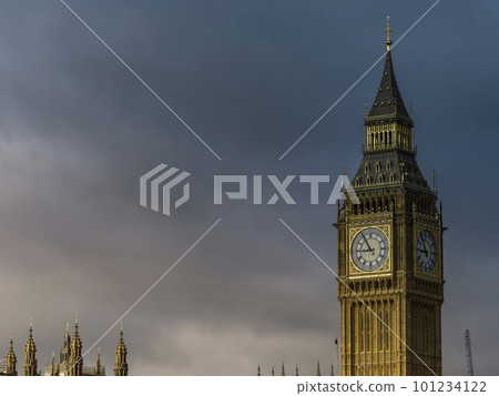 Big Ben towering over cloudy sky in London, England 101234122